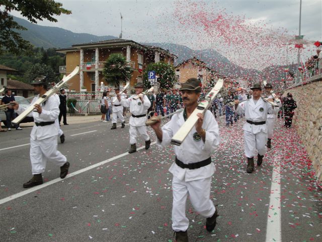 ... il gruppo in sfilata a Vallio Terme ...